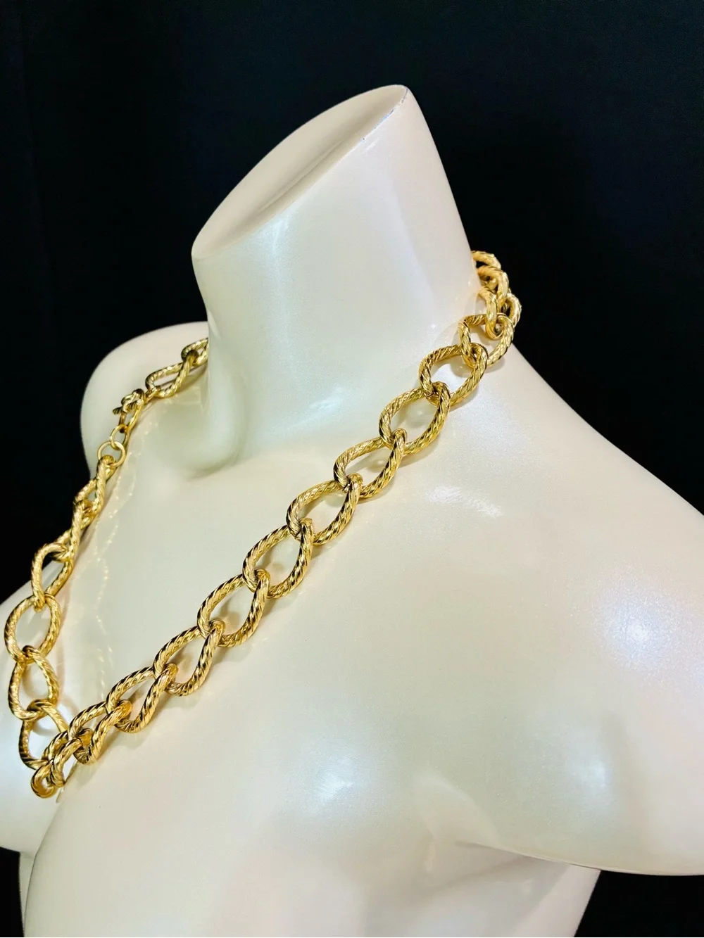 VTG Bold Dramatic Gold-Tone Textured Link Necklace Women’s Trending Jewelry 172g